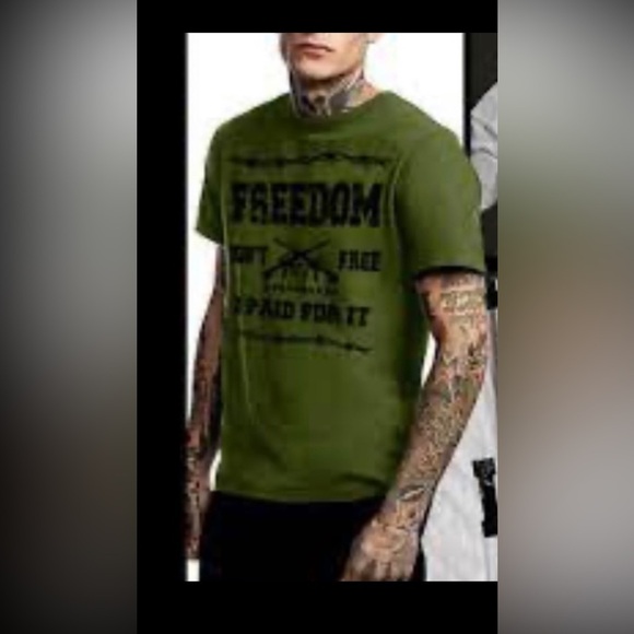 Gildan 'Freedom Is Never Free' Men's Graphic Short Sleeve T-Shirt - Picture 1 of 6